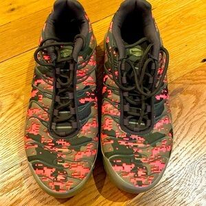 Nike Air Max Plus TN Digi Camo Olive Neitral Green Pink Sneakers Size 8.5